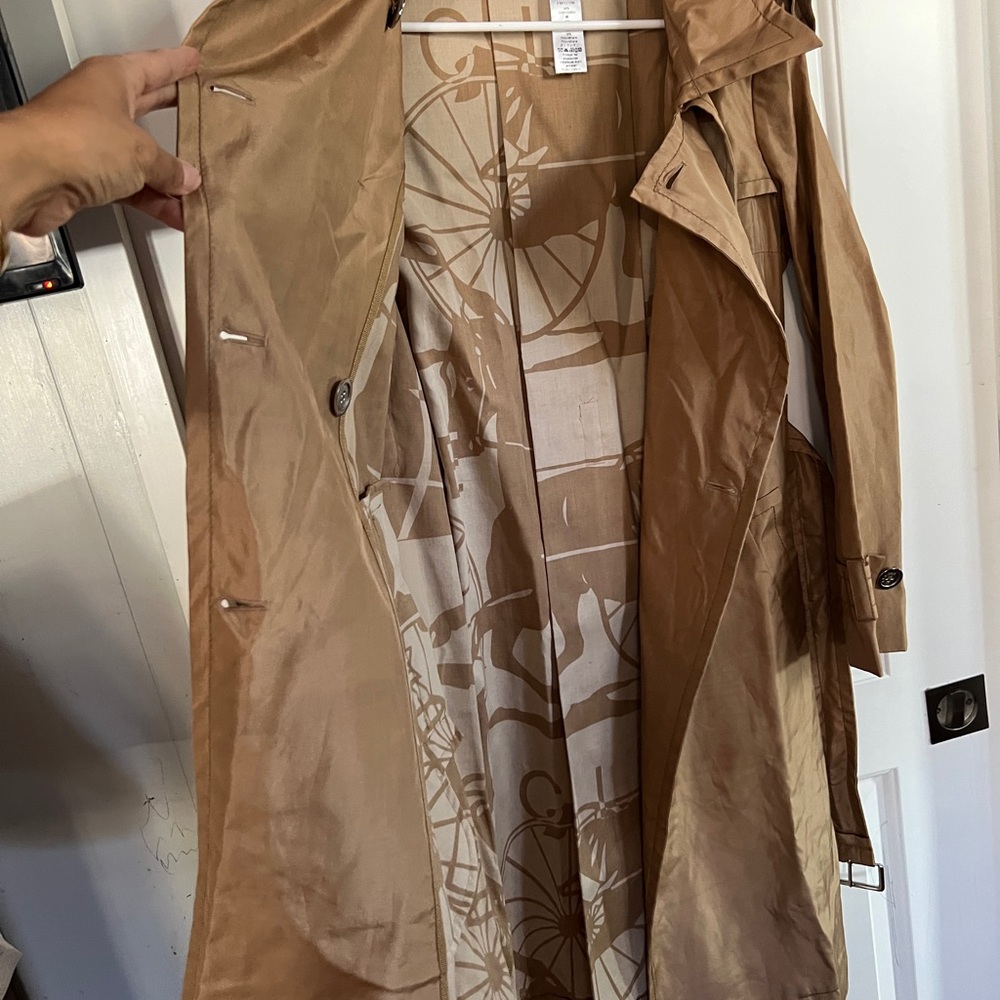 Celine trench coat size 40 light metallic weight trench coat. It’s blended silk. - Picture 8 of 16